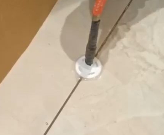 织金瓷砖空鼓维修公司专业解答瓷砖在铺贴过程中，如果没有涂抹均匀到位的粘结材料（如水泥砂浆或瓷砖胶），可能会导致以下问题